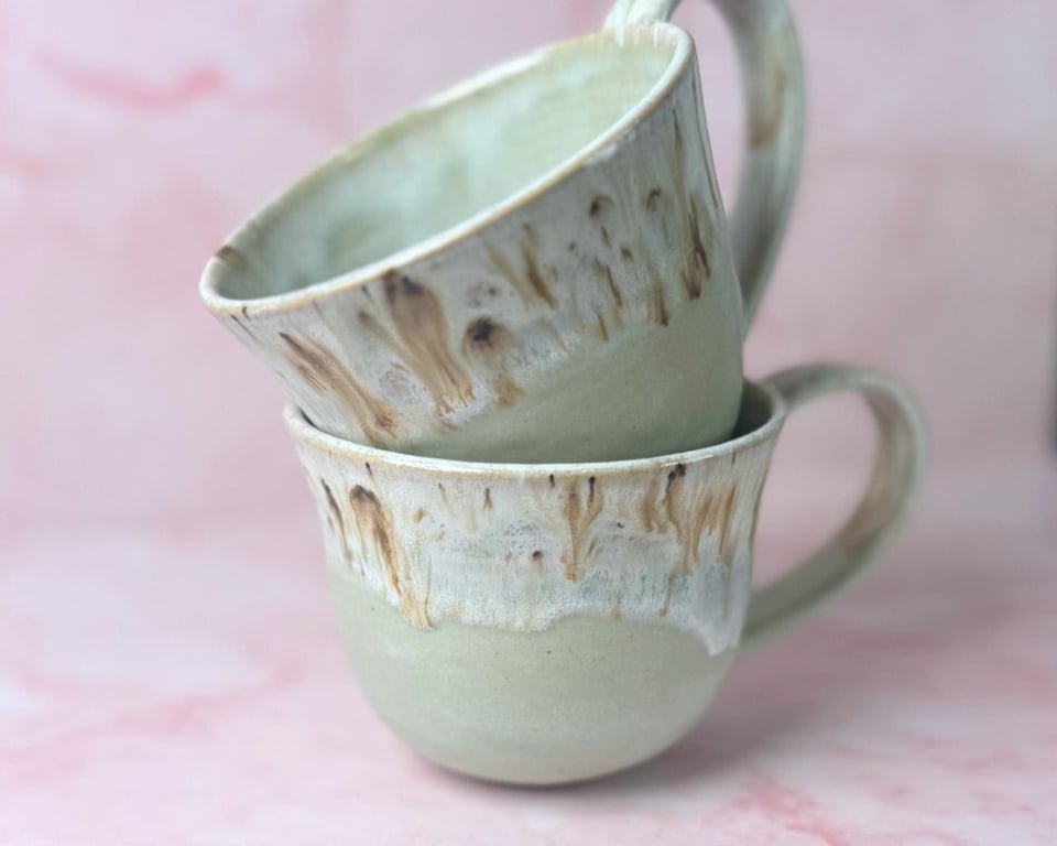 Kop i lys grøn glasur.