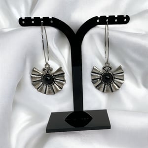 Sorte øreringe  – produktbillede