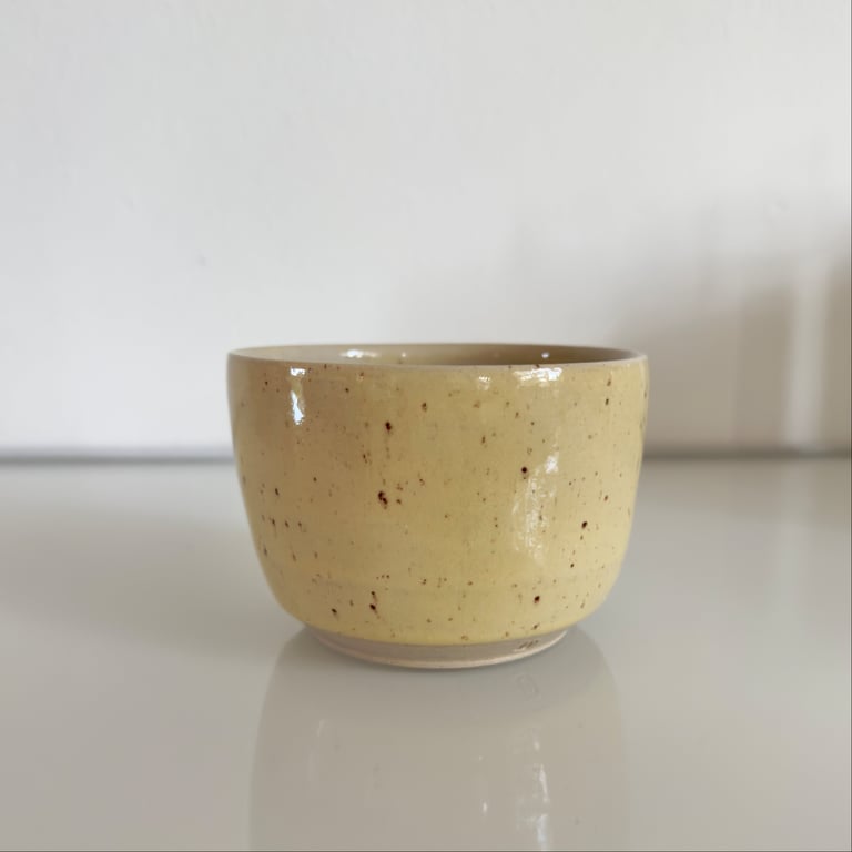 Kop skål uden hank, gul med nister L