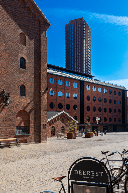 Nye og gamle bygninger mødes på Carlsberg en smuk forårsdag
