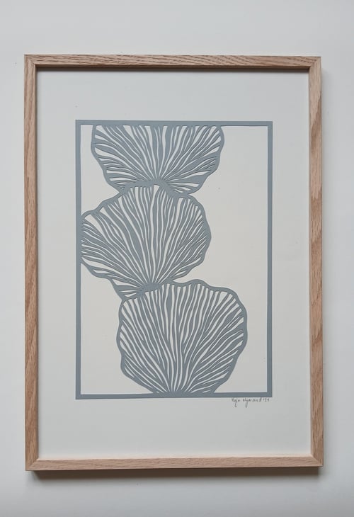 A3 papercut, dueblå, indrammet 