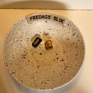 Keramik Skål med slik og tekst - Fredags slik – produktbillede