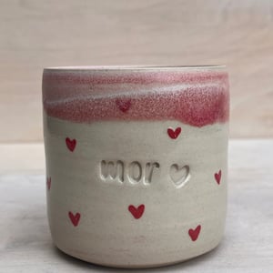 Mor krus med hjerter. 300 ml. H: 8 cm – produktbillede