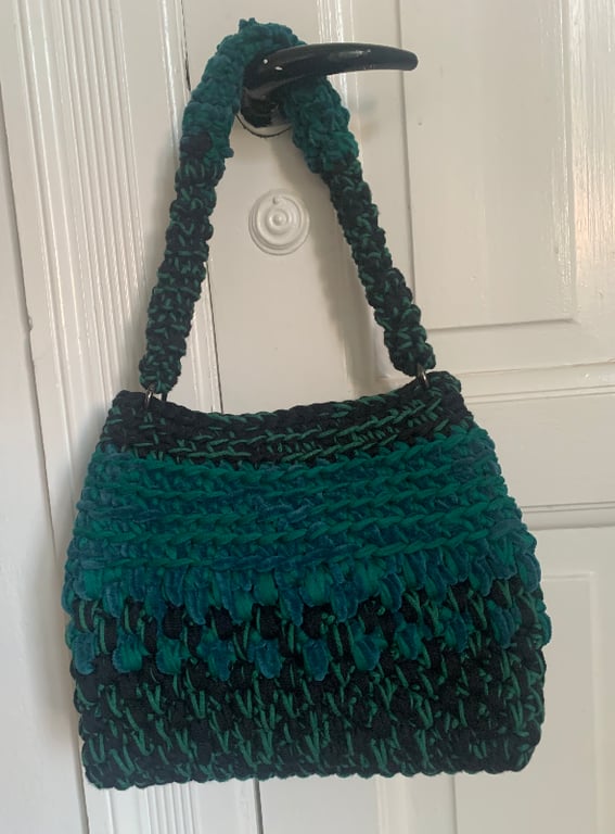Hæklet taske i sort med grønne nuancer