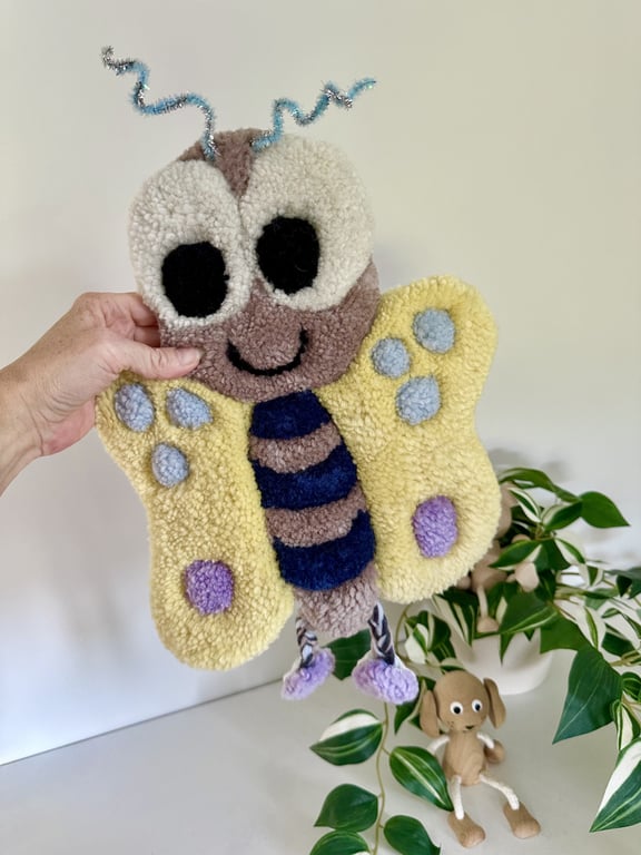 Tuftet vægophæng i uld – Håndlavet til børneværelset 