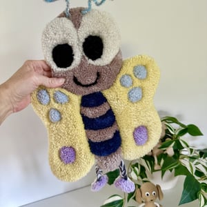 Tuftet vægophæng i uld – Håndlavet til børneværelset  – produktbillede