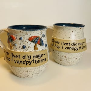 Keramik krus med tekst - Giver livet dig regn så hop i vandpytterne – produktbillede