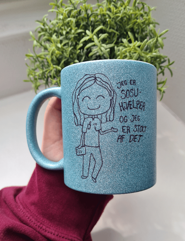 Krus: Jeg er SOSU-hjælper og jeg er stolt af det Lys Blå Glimmer
