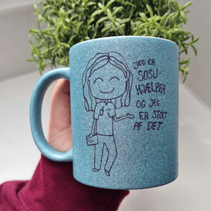 Krus: Jeg er SOSU-hjælper og jeg er stolt af det Lys Blå Glimmer – produktbillede