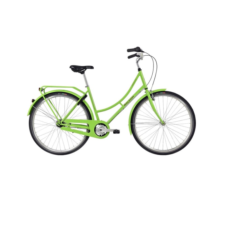 En grøn damescykel med sort saddel og skærme, set fra siden.