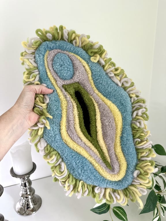 Tuftet kone som vægophæng – håndlavet i uld  billede 3