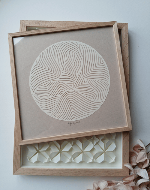 30x30cm papercut, knækket hvid, beige, indrammet 