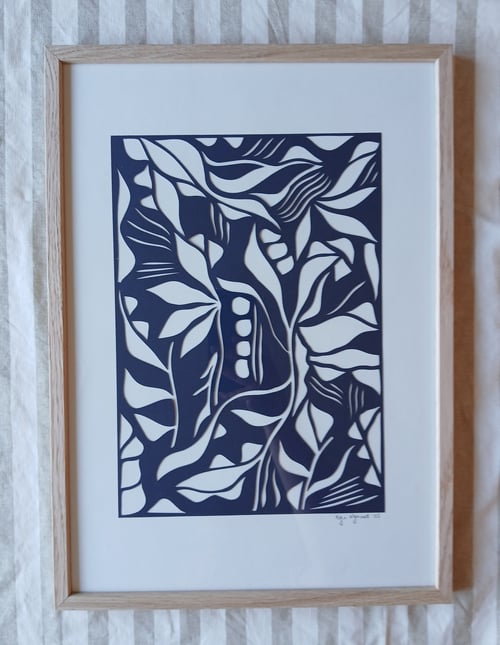 A3 papercut, marineblå, indrammet 