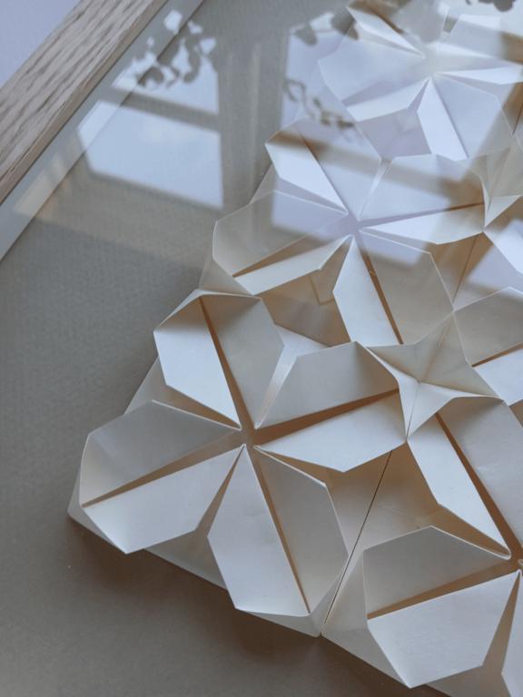 30x30cm foldet værk, champagne. beige, indrammet (2)