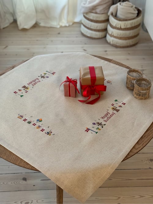 Dug Happy Birthday 2050-DK Str. 82 x 82 cm.