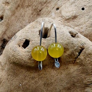 Gule jade ørekroge – produktbillede