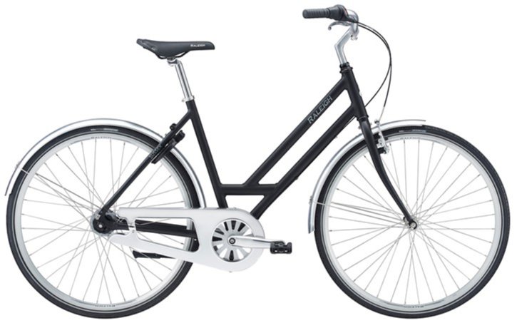 Sort damecykel med lav indstigning, skærme og kædeskærm på hvid baggrund.