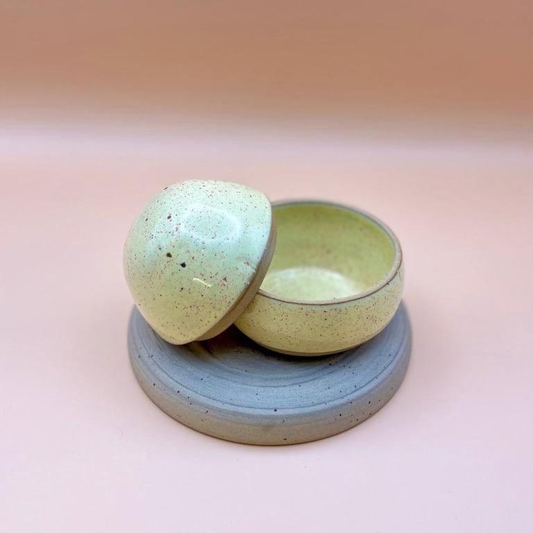 Håndlavet keramikkrukke med låg – lille opbevaringsskål billede 6