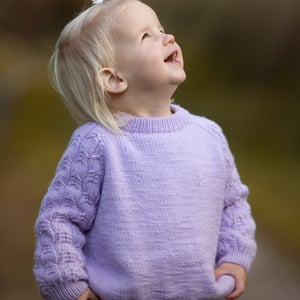 Sea Foam Sweater Kids - Strikkeopskrift PDF Dansk – produktbillede
