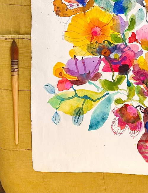 Brun stribet vase med blomsterhav (2)