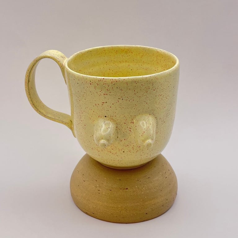 Hånddrejet keramik kop med fortrin – “Boobie Cup" billede 2
