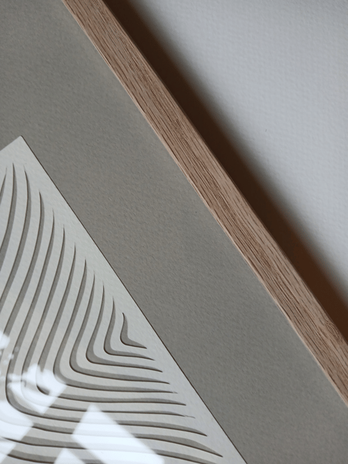 A3 papercut, knækket hvid. beigegrå. indrammet