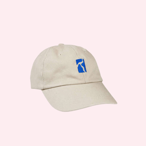 Beige baseballkasket med lille blåt logo foran på kasketten. (1)