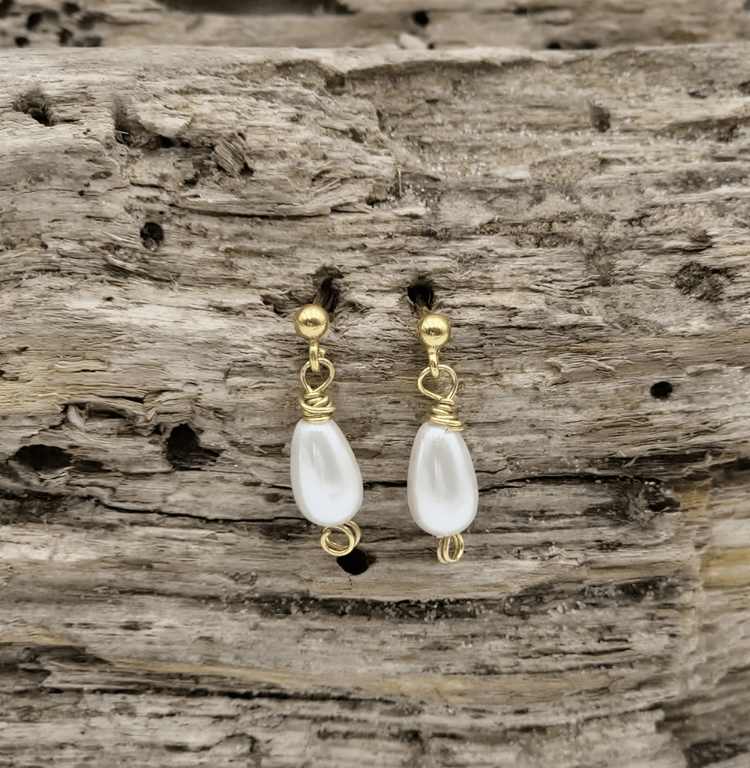 hvide perle ørestikker.