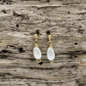 hvide perle ørestikker. – produktbillede