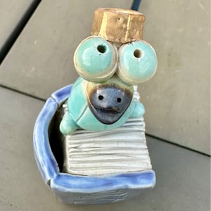 Læsefugl m lilla bog og ægte guld – produktbillede