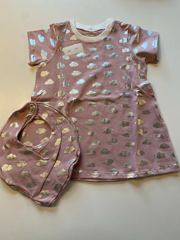 Kjole med korte ærmer og hagesmæk. Størrelse 74