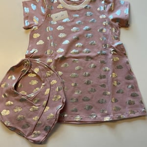 Kjole med korte ærmer og hagesmæk. Størrelse 74 – produktbillede