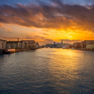 Solnedgang over Københavns havn ved Havnegade en smuk aften under lysfestivalen. – produktbillede