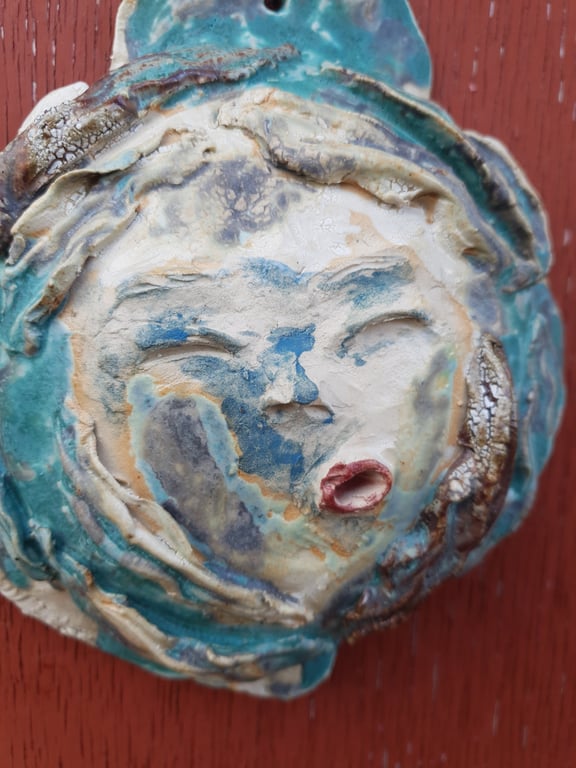 Fredfyldt og muntert syngende hoved til væggen  billede 6