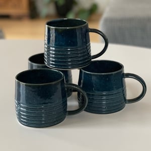 Krus m/hank og riller, havblå – produktbillede