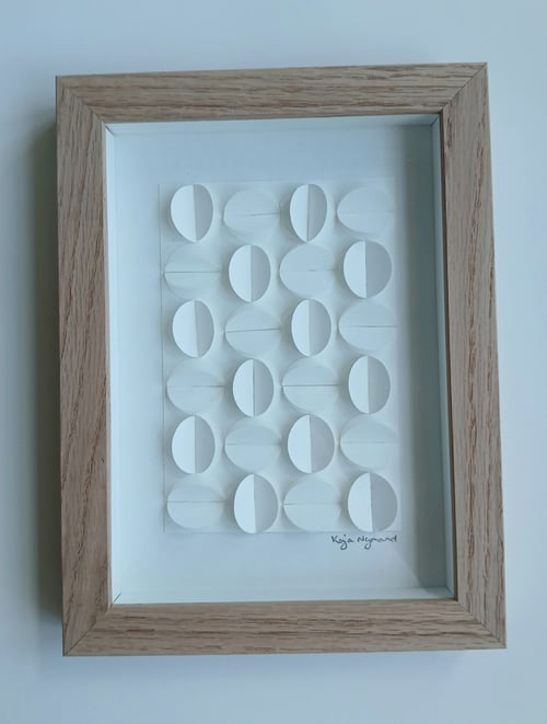 A5, relief, hvid, indrammet 