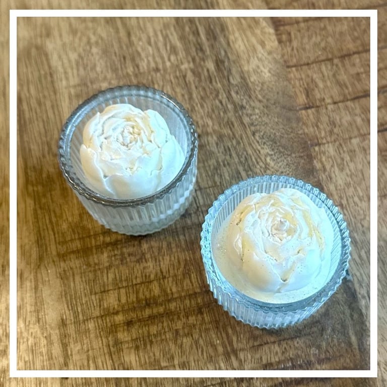 Soyavokslys i lille glas med Bonderose/Pæon og glimmer