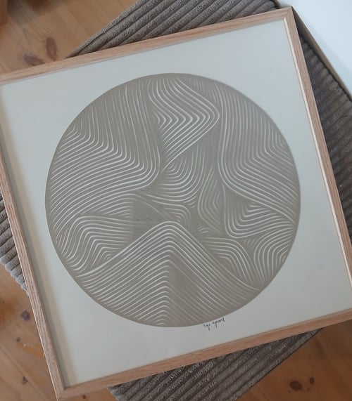 40x40cm, beigegrå papercut, indrammet 