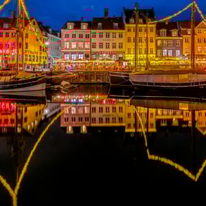 Billedet er taget Nyhavn i København under den fortryllende lysfestival, hvor hele området oplyses med smukke farver og levende lys. – produktbillede