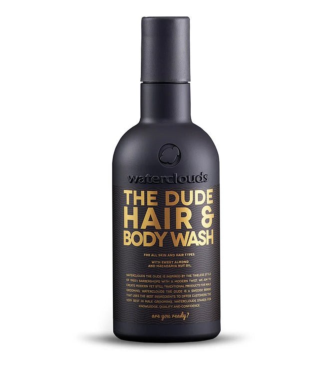 Sort flaske med tekst "waterclouds THE DUDE HAIR & BODY WASH" i guld, hud- og hårvask til alle typer hud og hår.