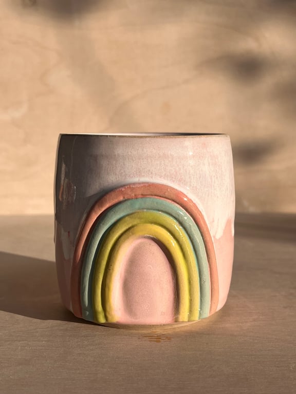 Regnbue krus. 360 ml. H: 8,5 cm