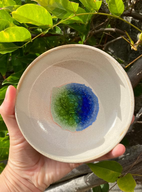 Hånddrejet skål med seaglass