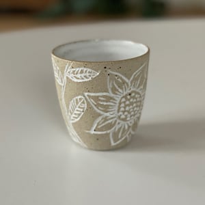 Cortado kop - blomst - hånddekoreret – produktbillede