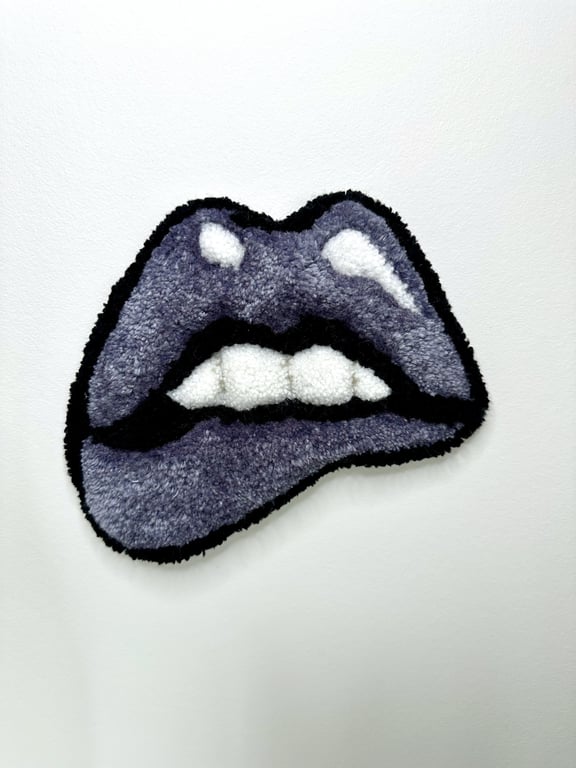 Tuftet læber som vægophæng – håndlavet i 100% akryl billede 2