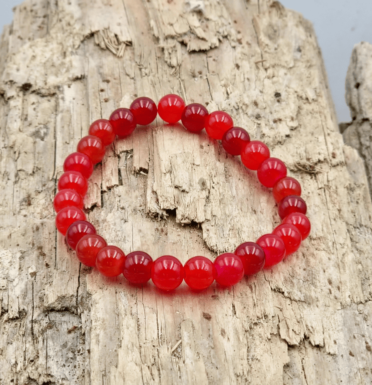 Rødt armbånd.