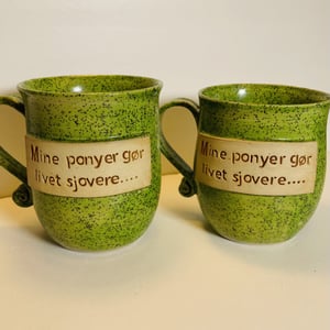 Krus med tekst  - Mine ponyer gør mig glad. – produktbillede