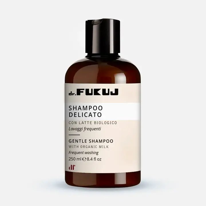 Flaske med dr. FUKUJ shampoo delicato, en mild shampoo med økologisk mælk til hyppig vask, 250 ml.