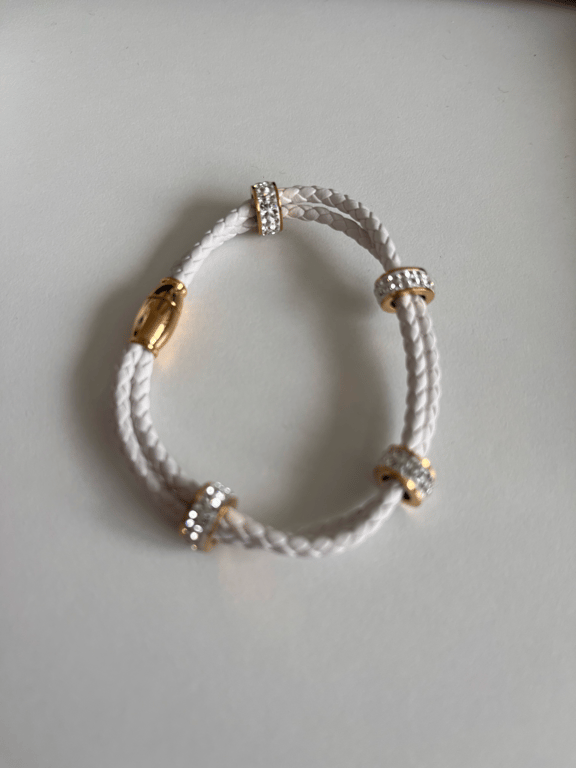 Hvidt smukt flet armbånd med forgyldte og glas sten. billede 2