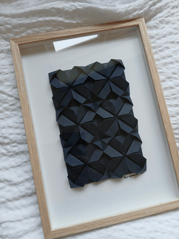 A4 - Foldet papirværk, Marineblå, indrammet billede 4