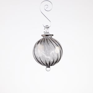 JULEKUGLE DESIGN 1030 SMOKE MED HVIDGULD – produktbillede